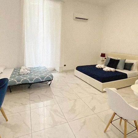 Domus Luigi Leone 2 Bed and Breakfast Napels Buitenkant foto