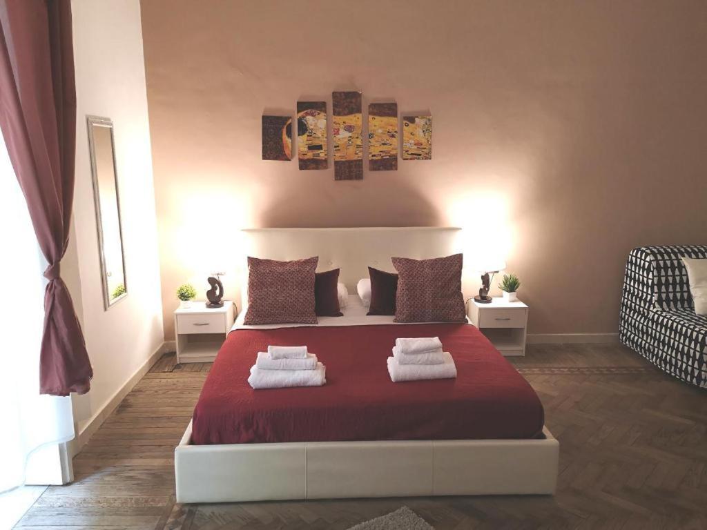 Domus Luigi Leone 2 Bed and Breakfast Napels Buitenkant foto
