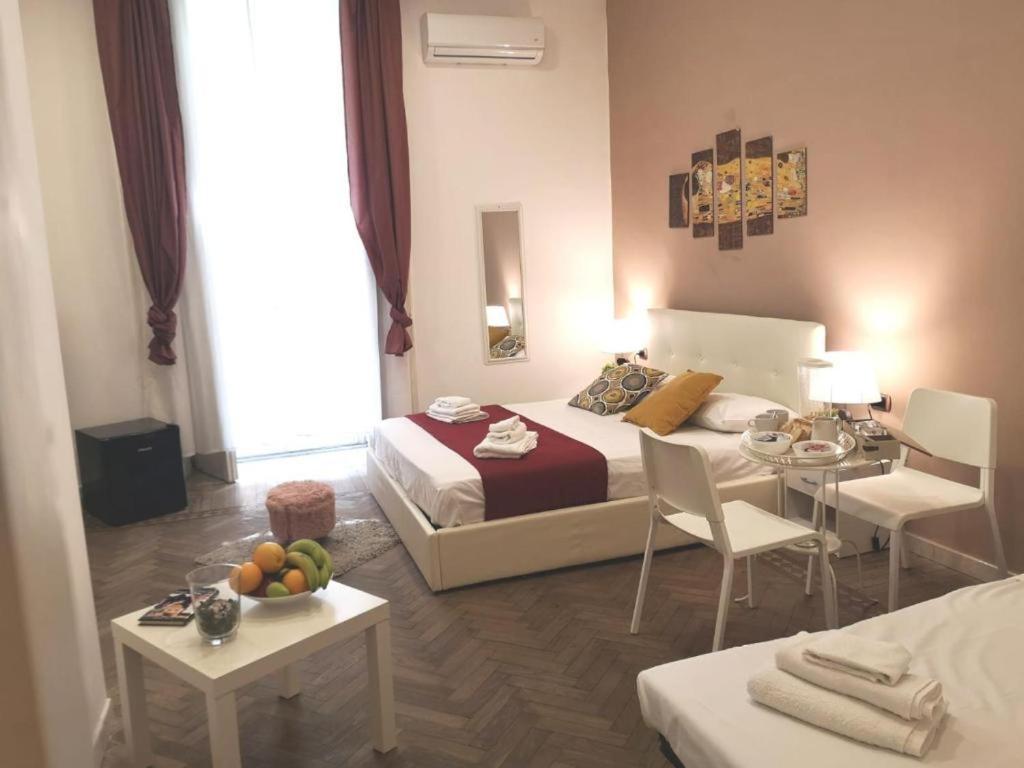 Domus Luigi Leone 2 Bed and Breakfast Napels Buitenkant foto