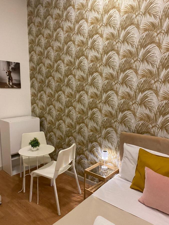 Domus Luigi Leone 2 Bed and Breakfast Napels Buitenkant foto